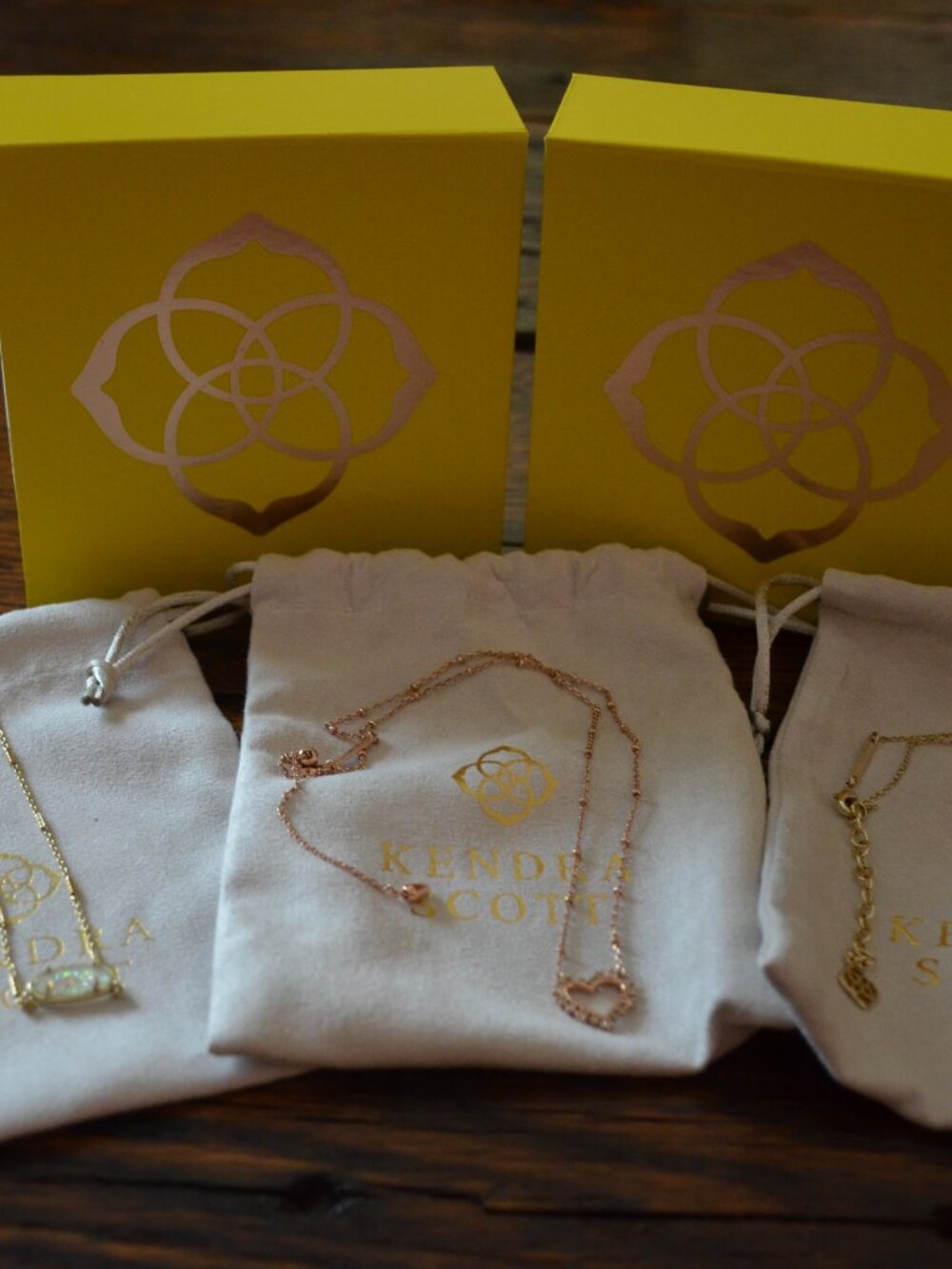 Lot of Kendra Scott Gold Tone necklaces with pouches - Picture 7 of 7